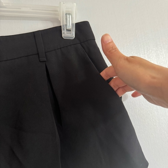 Aritzia Babaton Black Pleated Mini Shorts Size 2 - Picture 5 of 7
